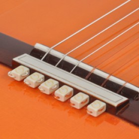 string-tie-white-guitar